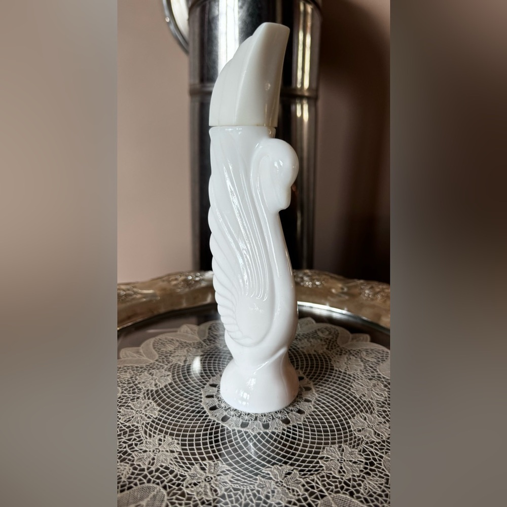 Avon Vintage Swan Lake Milk Glass Decanter 🦢